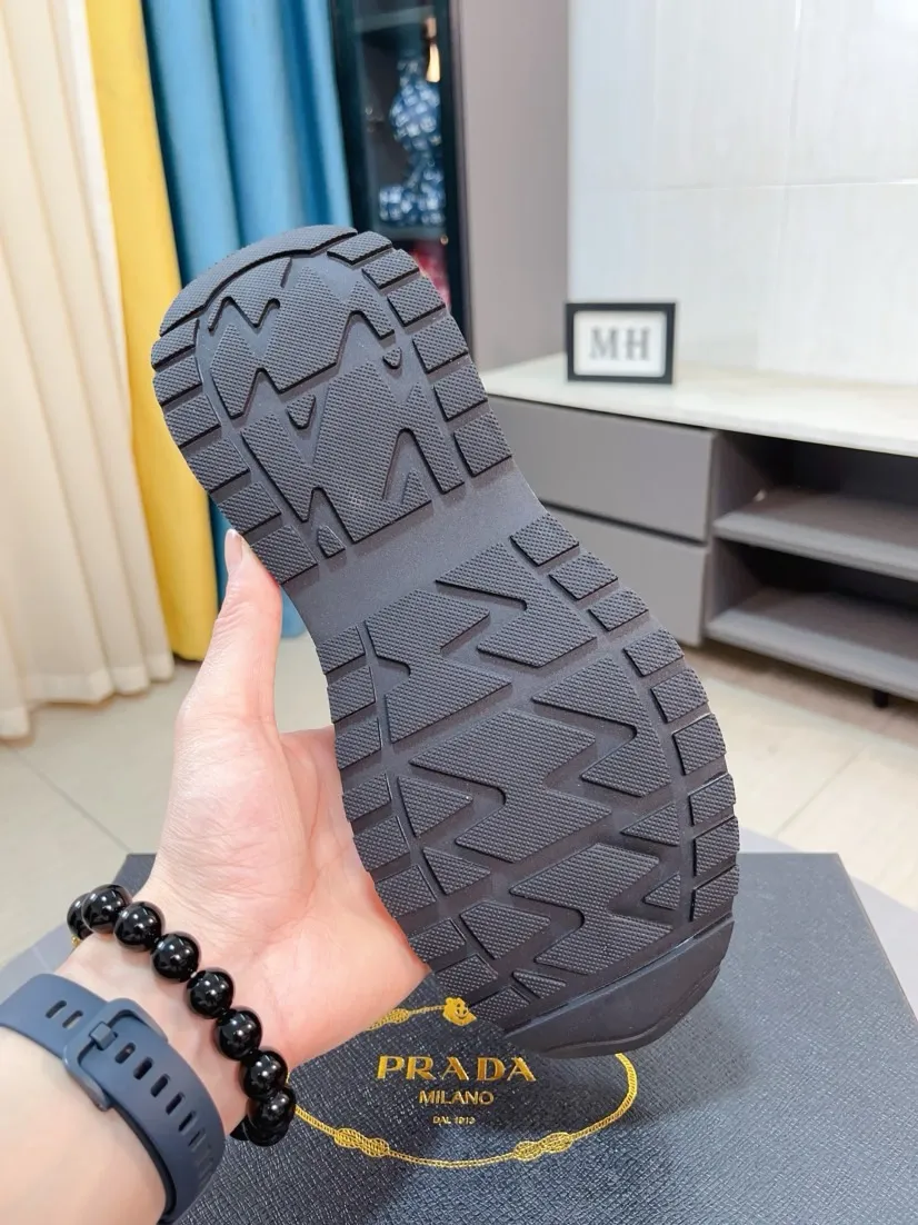 Men's shoes 💰420🌹🌹Prada is a luxurious and fashionable high-end product ✊🔥The perfect last shape and top-notch handcrafting make this shoe immediately create a strong aristocratic atmosphere. Imported first-layer cowhide with brogue carving crafts💋Cowhide lining🎶Rubber combination outsole specially imported from France for leather shoes😍Color: Mysterious Black☕️Number 38～44